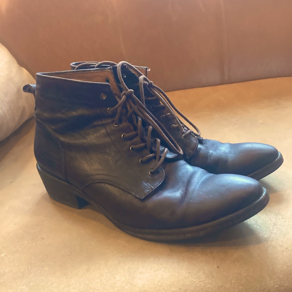 Frye Carson shoes size 9